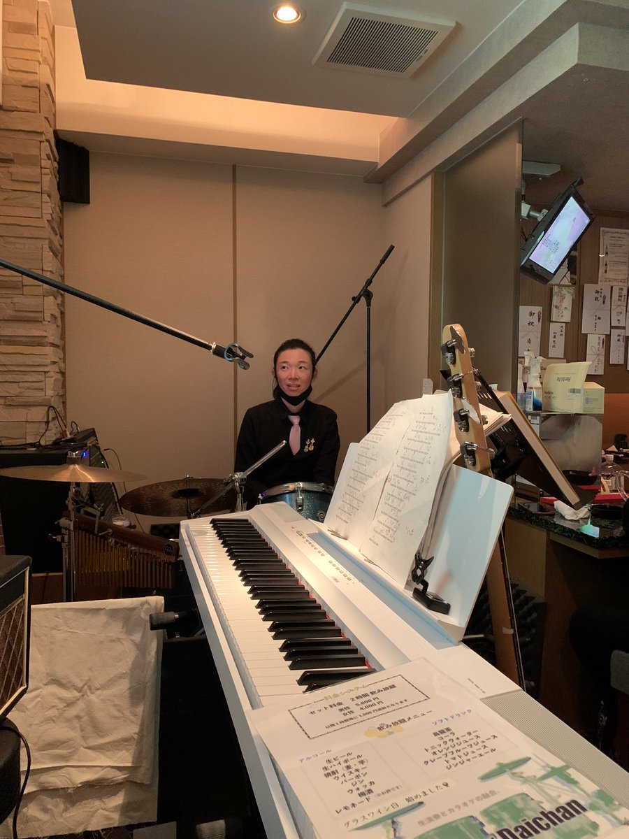 reotan1018's tweet photo. BAR人妻レモン
今夜は「21:30オープン🍋」

昨夜はイタリアンレストラン「ダッテン」さんへ🇮🇹
アフターはドラムBAR大ちゃん♬

今夜は実に半年以上振りに「河道」さんからスタートします。
今夜も楽しいお酒の時間を宜しくお願いします🥂
#ドラムバー大ちゃん
#datten
#イタリア料理 https://t.co/dat1QGwqXY