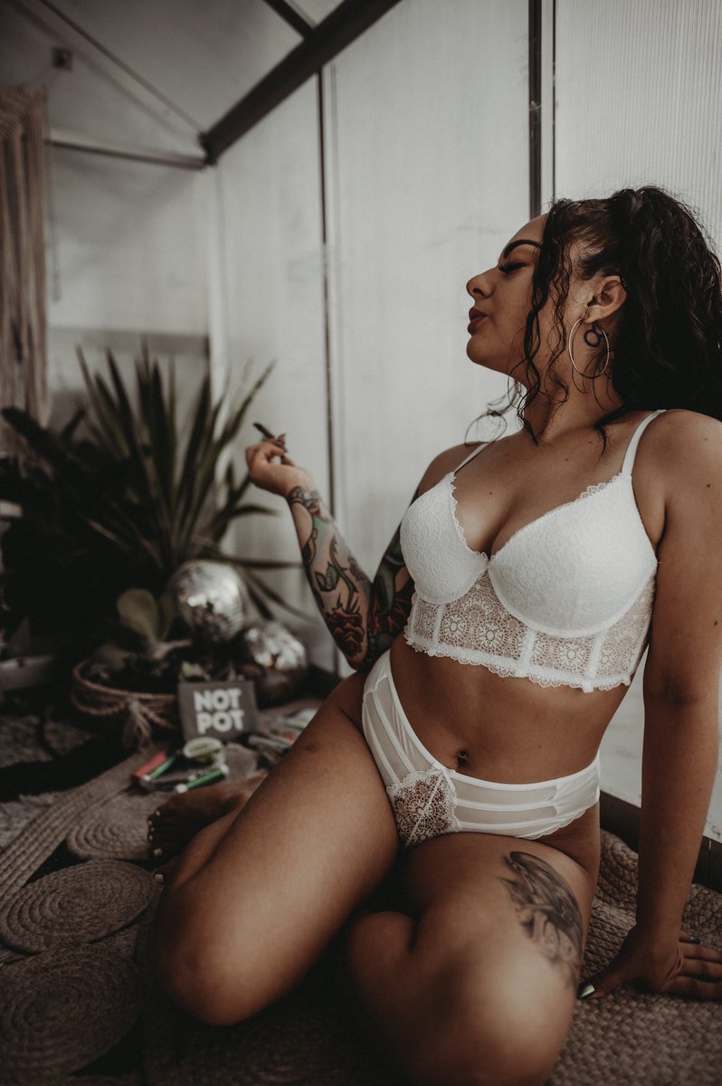 ashrose824's tweet photo. In my natural habitat. Chonies and smoking. #jeeterprerolls #420friendly #420girls #boudoir @TwomermaidsP @mamamellll https://t.co/krFE8l0G5k