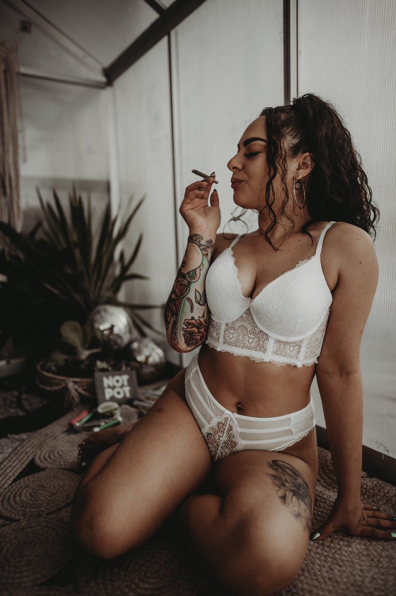 ashrose824's tweet photo. In my natural habitat. Chonies and smoking. #jeeterprerolls #420friendly #420girls #boudoir @TwomermaidsP @mamamellll https://t.co/krFE8l0G5k