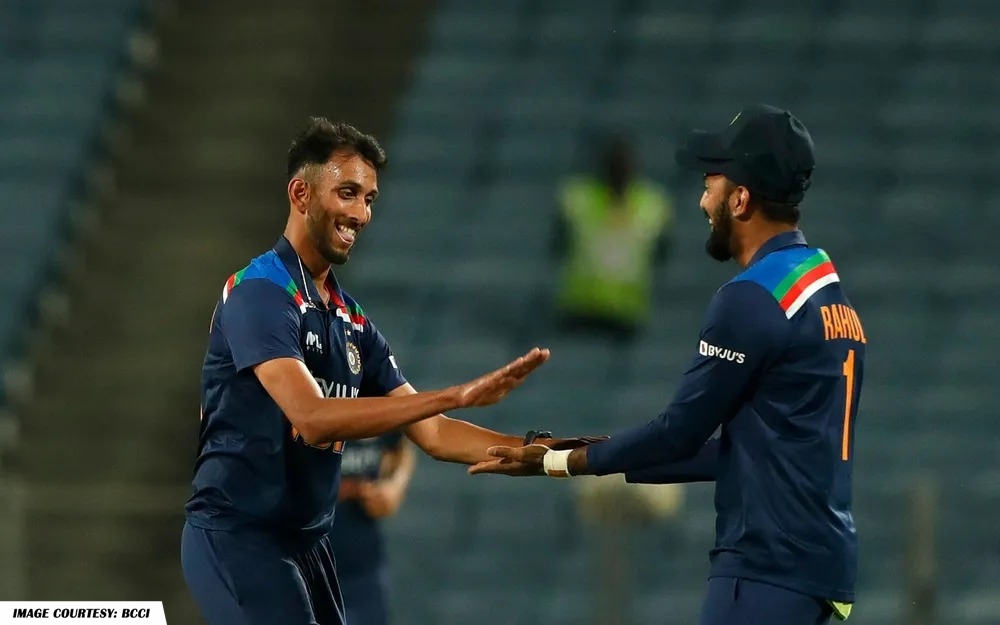 StarSportsKan's tweet photo. ಊರ್ ಯಾವ್ದೆ ಆಗಿರ್ಲಿ..ಗ್ರೌಂಡ್ ಯಾವ್ದೆ ಆಗಿರ್ಲಿ..

ಕರ್ನಾಟಕದ ಪ್ಲೇಯರ್ ಗೆ ಕನ್ನಡಿಗ ಅನ್ನೋದೇ ಟ್ರೇಡ್ ಮಾರ್ಕ್..🥰

ಇಬ್ಬರು ಕನ್ನಡಿಗರನ್ನು ಒಂದೇ ಫ್ರೇಮ್ ನಲ್ಲಿ ನೋಡೋ ಖುಷಿನೇ ಬೇರೆ😍
@prasidh43 @klrahul11 https://t.co/r4vzfoMyHM