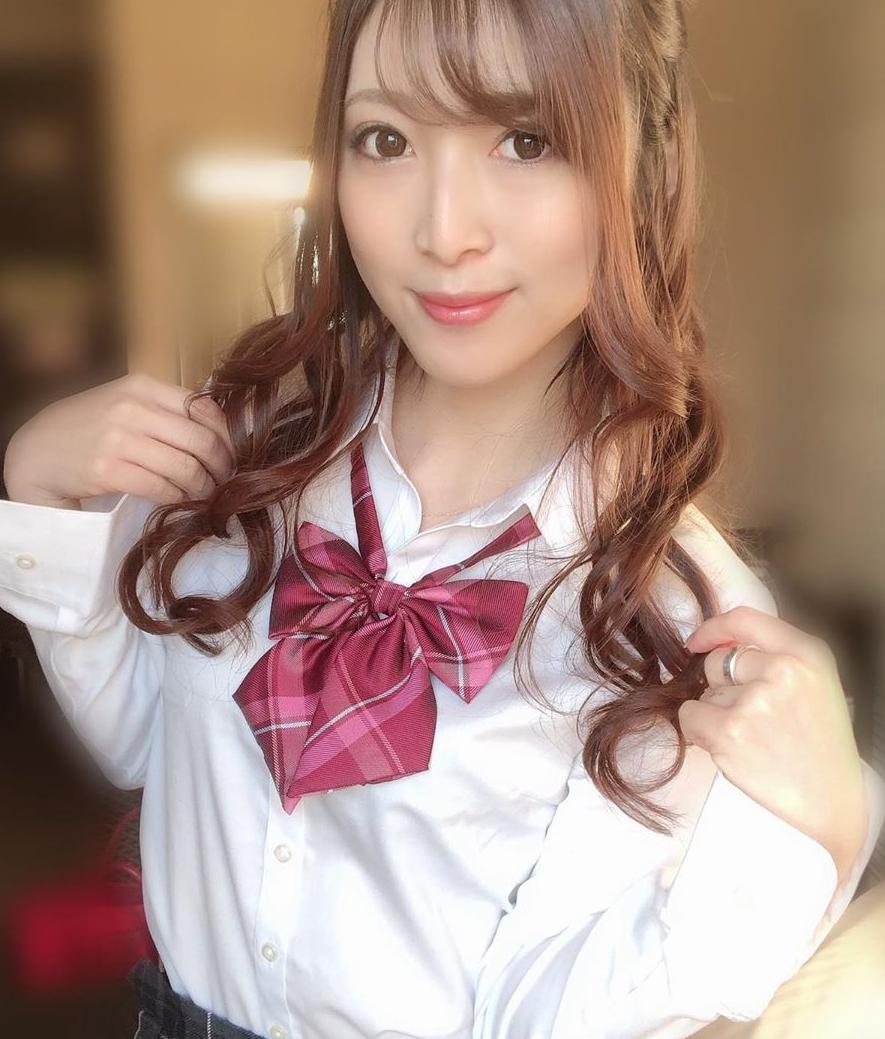 Zhuu65871's tweet photo. 段ボールの取手部分からひょっこりはん https://t.co/bqfEJskcY9