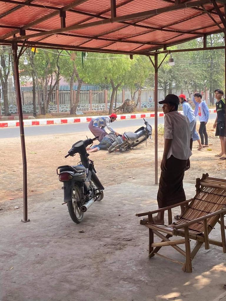 PaingPhyoeThu9's tweet photo. In #Wundwin, a motorcyclist was shot by the Junta's Terrorist Group from about 300 yards away and now he is in critical condition.
#WhatsHappeningInMyanmar
#Mar27Coup https://t.co/4ViHgAbqHB