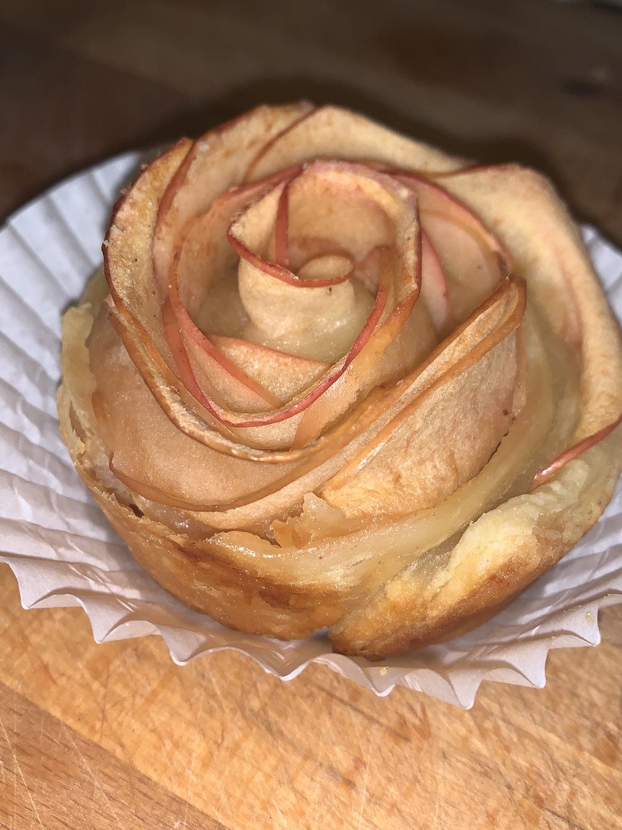 QueenLaTeachaMZ's tweet photo. My enthusiastic @yippeehannah and I stayed up until 3 AM making these rose pastries for her theater peeps, to give out before their UIL performance. Not bad for our 1st time! #bondingwhilebaking #girltime #waypastbedtime #superproudoftheselobos https://t.co/4TyJ2ZOUI3