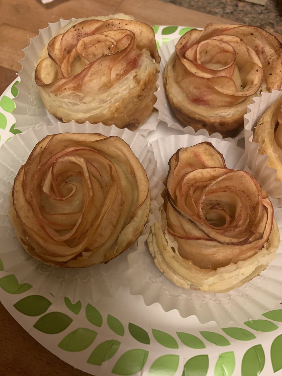 QueenLaTeachaMZ's tweet photo. My enthusiastic @yippeehannah and I stayed up until 3 AM making these rose pastries for her theater peeps, to give out before their UIL performance. Not bad for our 1st time! #bondingwhilebaking #girltime #waypastbedtime #superproudoftheselobos https://t.co/4TyJ2ZOUI3