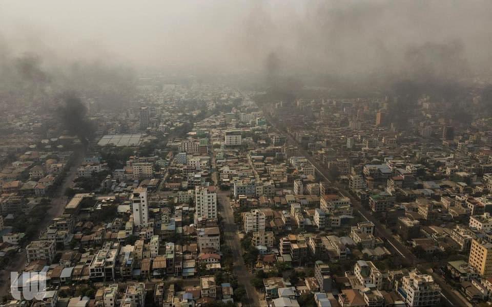 Current situation in Mandalay!
The whole city is covered with smoke which is burning by military terrorists. #AntiFascistRevolution2021 #WhatsHappeningInMyanmar