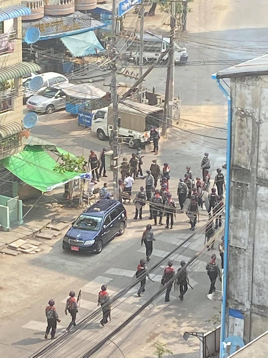 Ahlone, Yangon:

• 4 protesters abducted by Terrorists (#Myanmar security forces) at 10am

#WhatsHappeningInMyanmar #AntiFascistRevolution2021 #Mar27Coup #MilkTeaAlliance
