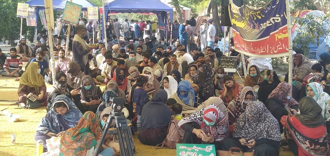 SabaSgd's tweet photo. #TeachersKi_KhwariHoriHy
Ye hum TEACHERS (SSE/AEO) Hain.
Ye 9 din se hamara Dharna hy.

Aur ye
#TeachersKi_KhwariHoriHy https://t.co/mLNy50BiGE