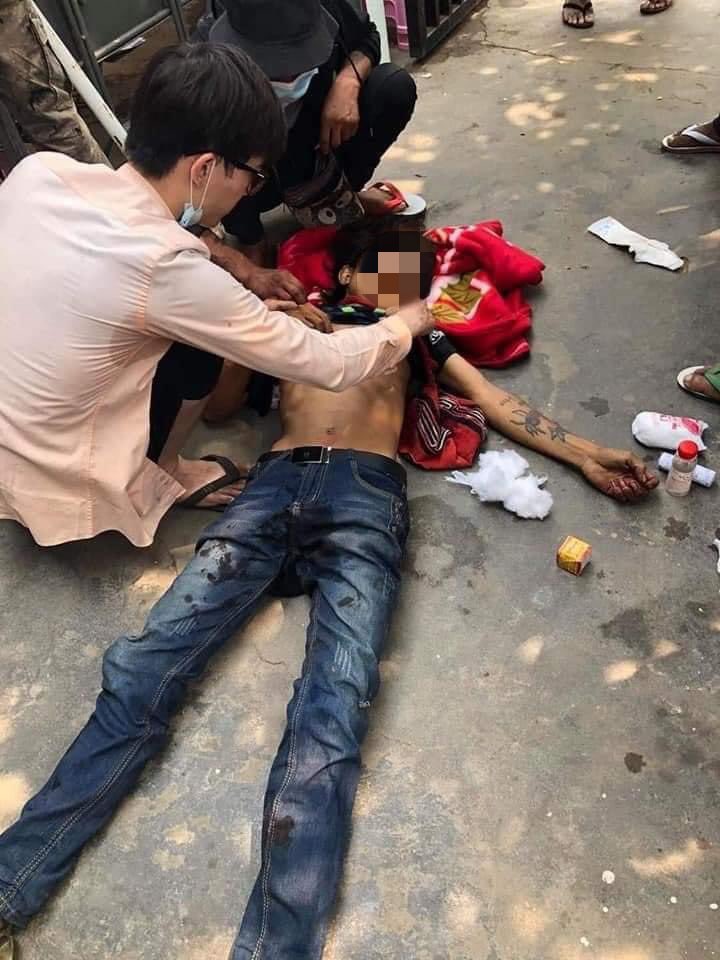 Meikhtila, Mandalay:

• A protester was shot dead by Terrorists (#Myanmar security forces)

#WhatsHappeningInMyanmar #AntiFascistRevolution2021 #Mar27Coup #MilkTeaAlliance