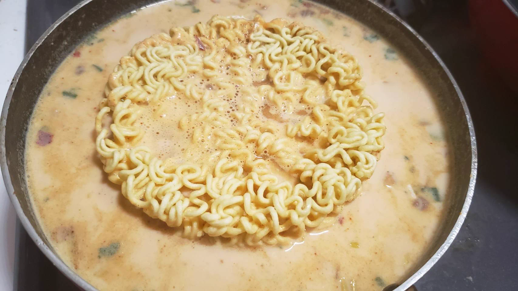 とってもまろやかな味に！辛ラーメンで作る、カルボナーラ風レシピ！
