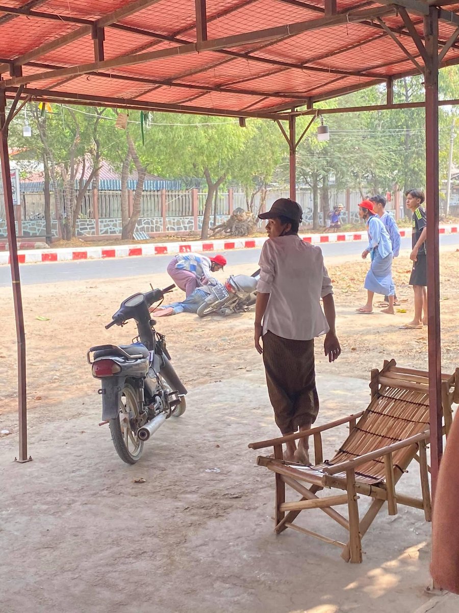 Dr.Phyo Thet Wai from University of Medicine(Mandalay) died by getting shot at his neck in Wundwin. Rest in power doctor.Many precious lives are fallen by the inhuman lowest military terrorists.
ANTIFASCIST REVOLUTION
#AntiFascistRevolution2021
#Mar27Coup
#WhatsHappeningInMyanmar