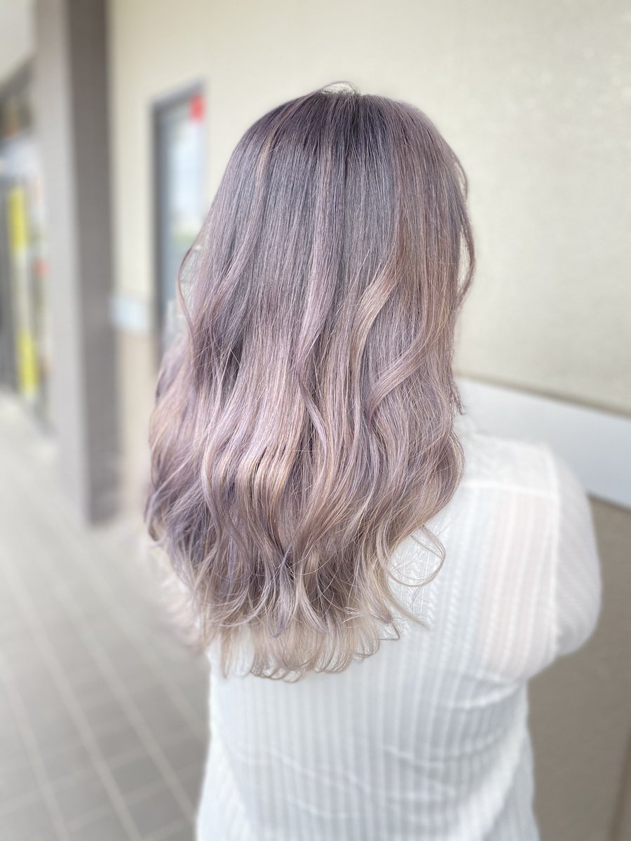 崇文 ヘアカラーの楽しさをお伝えしてる人 光の当たり方で見え方が変わるグラデーションカラー 三枚目のエアタッチで残した地毛あるので全頭ブリーチしてラベンダーベージュで合わせました 薬剤はアディクシーとアルティストのチャコールグレージュでやって