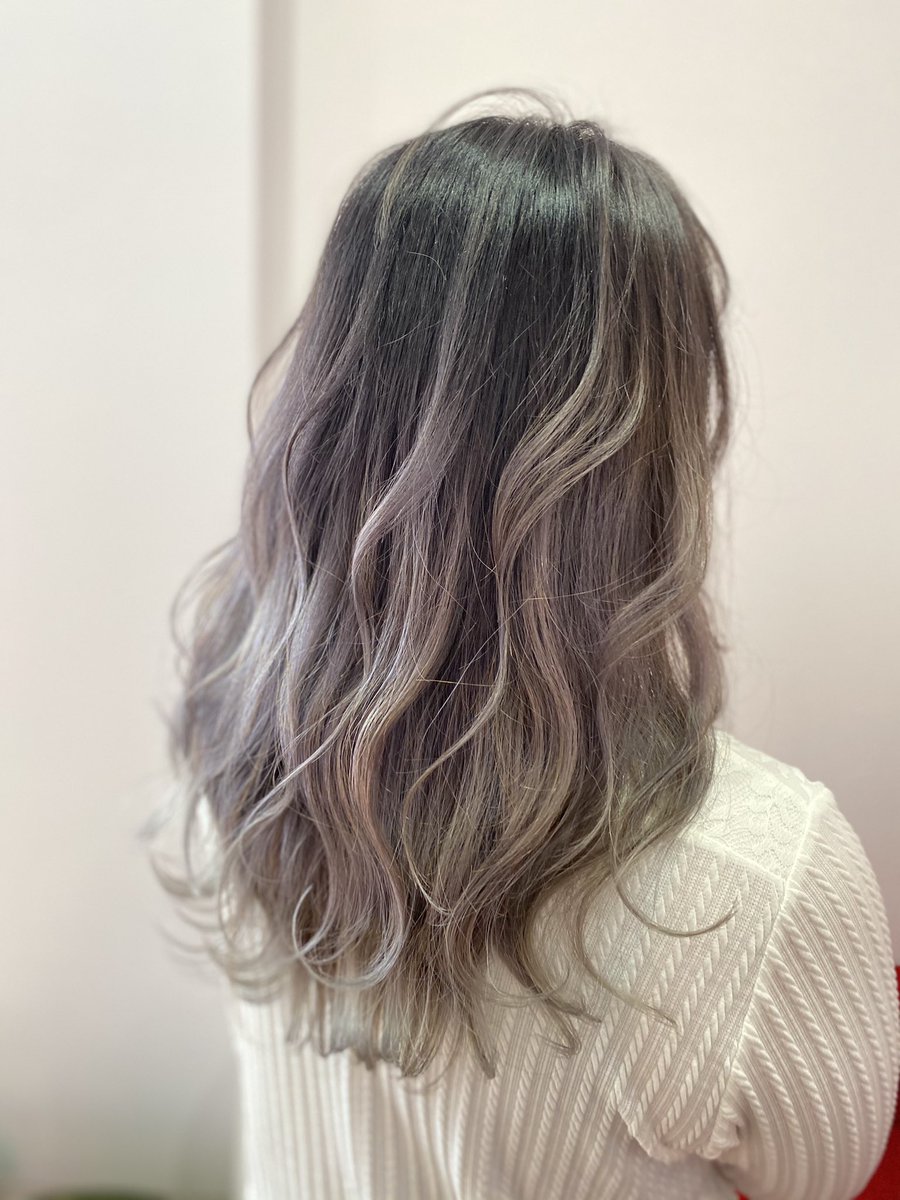 崇文 ヘアカラーの楽しさをお伝えしてる人 光の当たり方で見え方が変わるグラデーションカラー 三枚目のエアタッチで残した地毛あるので全頭ブリーチしてラベンダーベージュで合わせました 薬剤はアディクシーとアルティストのチャコールグレージュでやって