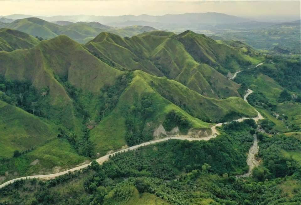 HLingayan's tweet photo. #TINGNAN:
Matatapos na ngayong taon ang P1.1-B road project na magdudugtong sa mga lalawigan ng #Maguindanao, #Sultan_Kudarat, at #Davao_del_Sur!
#BuildBuildBuildBuild
#TatakDuterte π· DPWH
Credits: June March Alorro Palamos https://t.co/ArnCP95Ux5
