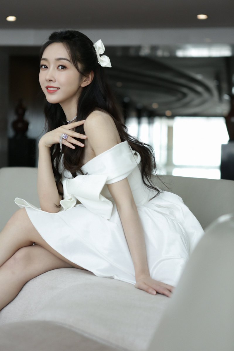 headBONDmeLWJ's tweet photo. xuan lu looking like the beauty that she embodies and is. https://t.co/52g41nBjrK