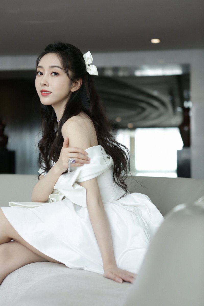 headBONDmeLWJ's tweet photo. xuan lu looking like the beauty that she embodies and is. https://t.co/52g41nBjrK