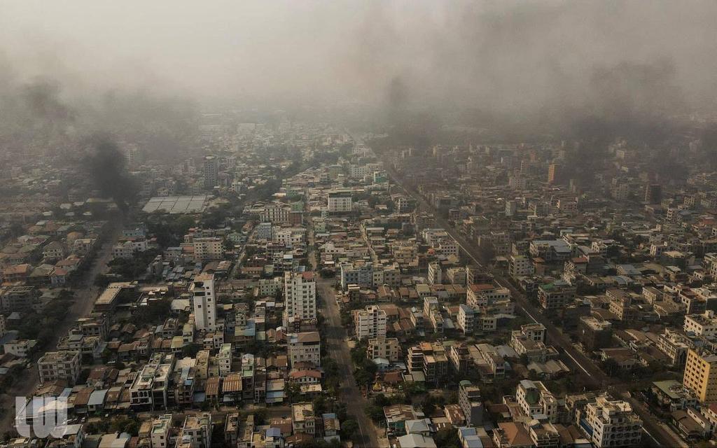 eithinzarmg's tweet photo. Mandalay, the last royal capital of Burma and the center of Burmese culture, is now covered in smoke from Fireguns and Bombs by armed forces. 
What an ugly scene to see on Armed Forces Day.
ANTIFASCIST REVOLUTION
#AntiFascistRevolution2021
#Mar27Coup
#WhatsHappeningInMyanmar https://t.co/NX1vWCVEAD