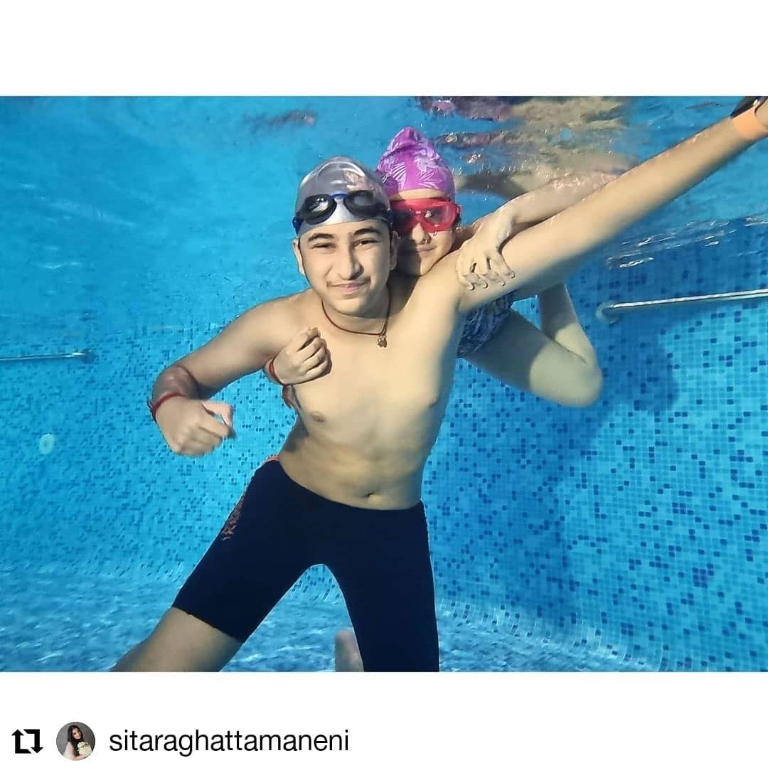 GiddaluruMBFC's tweet photo. #situpapa #gautam Levitating.. in the depths of our swimming pool 😝🏊♀🌊
#PoolDay #SwimOClock
#Sitaraghattamaneni Via Insta post 😘😘❤️❤️
#SarkaruVaariPaata @urstrulyMahesh #MaheshBabu https://t.co/jSJGJKBX4s