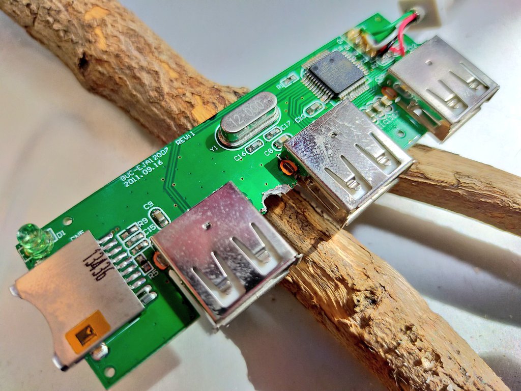 tokyogumbo's tweet image. 使ってなかったUSBハブを解体して、基板を削ったらコントローラーの挿入口にピッタリ。

#RaspberryPicase #ラズパイ #ラズパイケース #PS2