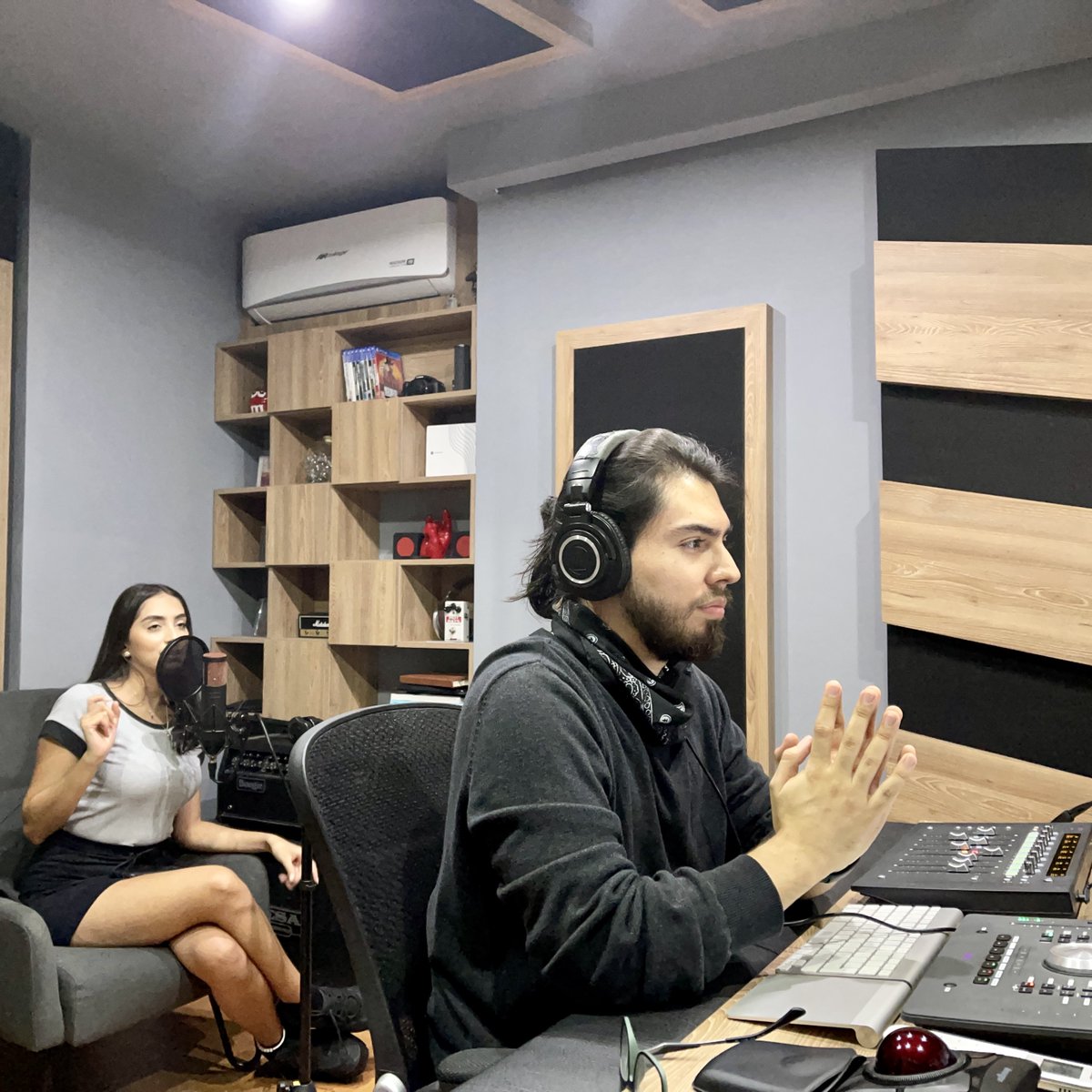AntelopeAudio's tweet photo. What do you use in your vocal tracking chain? Our guess is Juan David has found a place for a microphone emulation that suits Verisa's voice, in his chain.
Get more details about the Edge Duo via the link: https://t.co/gLKQFRhOTe
#antelopeaudio #modelingmicrophone #microphone https://t.co/vxkUhpcbNe