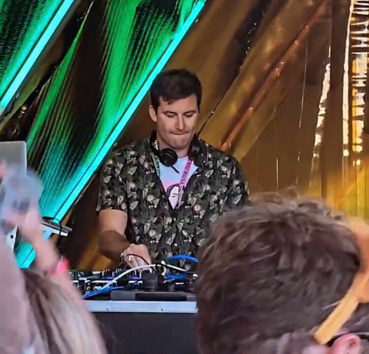 MsMassage1's tweet photo. This is peak New Zealand today. #Splore (music festival with 1000s of people) and the PM’s fiancé, @NZClarke, is DJing a set while wearing a T-shirt with a pic of her on it. ❤️ https://t.co/lQysQQrgRS