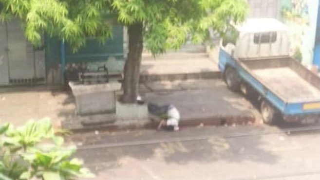 #Mar27Coup Mandalay

Another person lies unattended as snipers are watching. 

#AntiFascistRevolution2021 #WhatsHappeningInMyanmar