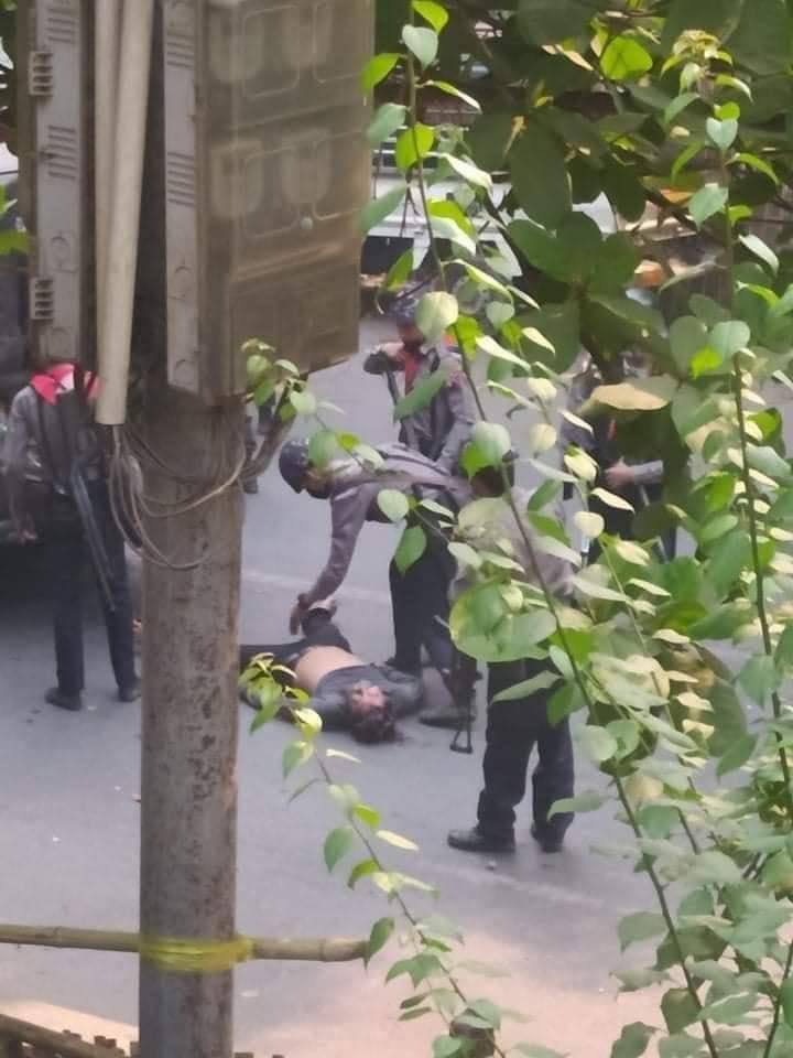 eithinzarmg's tweet photo. Mandalay's crackdown is relentless. A person was shot and dragged away. What an inhumane act.
ANTIFASCIST REVOLUTION
#AntiFascistRevolution2021
#Mar27Coup
#WhatsHappeningInMyanmar https://t.co/aPzZ1LA9UN