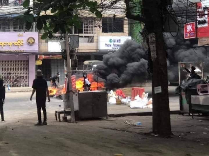 eithinzarmg's tweet photo. State sponsored terrorists set the barricades made by the protesters on fire and opened gunfires at unarmed protesters.
ANTIFASCIST REVOLUTION
#AntiFascistRevolution2021
#Mar27Coup
#WhatsHappeningInMyanmar https://t.co/1JRUfQGnAI