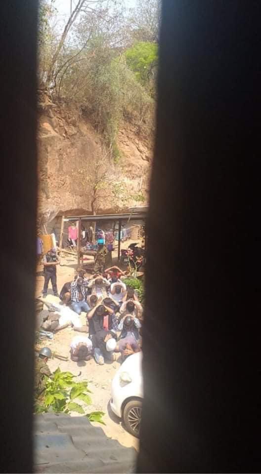 hannayuri_twt's tweet photo. Happening now in Kyaukpadaung!
 3 dead, 12 people severely injured 
Around 40 youths were abducted , 
beaten and tortured brutally right now.

ANTIFASCIST REVOLUTION
#AntiFascistRevolution2021
#Mar27Coup
#WhatsHappeningInMyanmar
@YourAnonCentral @globeandmail 
@nytimes @UN @CNN https://t.co/HNKFflrHDm