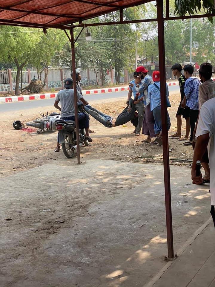 Wundwin, Mandalay:

Dr. Phyo Wai Thant, University of Medicine, was shot dead by Terrorists (#Myanmar security forces).

#WhatsHappeningInMyanmar #AntiFascistRevolution2021 #Mar27Coup #MilkTeaAlliance