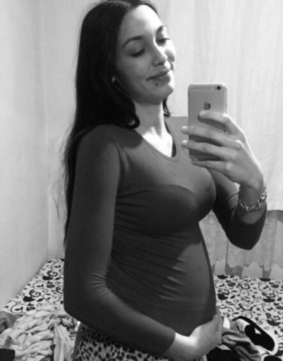 Egitimsehidi's tweet photo. Karnında ölen 5 aylık bebeğe mi üzüleyim?
Yaşı 17 gencecik öldürülen kadına mı üzüleyim?
Tam 16 bıçak darbesine mi üzüleyim?
Yoksa verilecek saçma cezaya mı üzüleyim?
Hapisten çıkınca daha neler yapacak onu düşünüp ona mı üzüleyim?
Besleyin bunları ...
#SezenÜnlü https://t.co/YiEHeIWP26