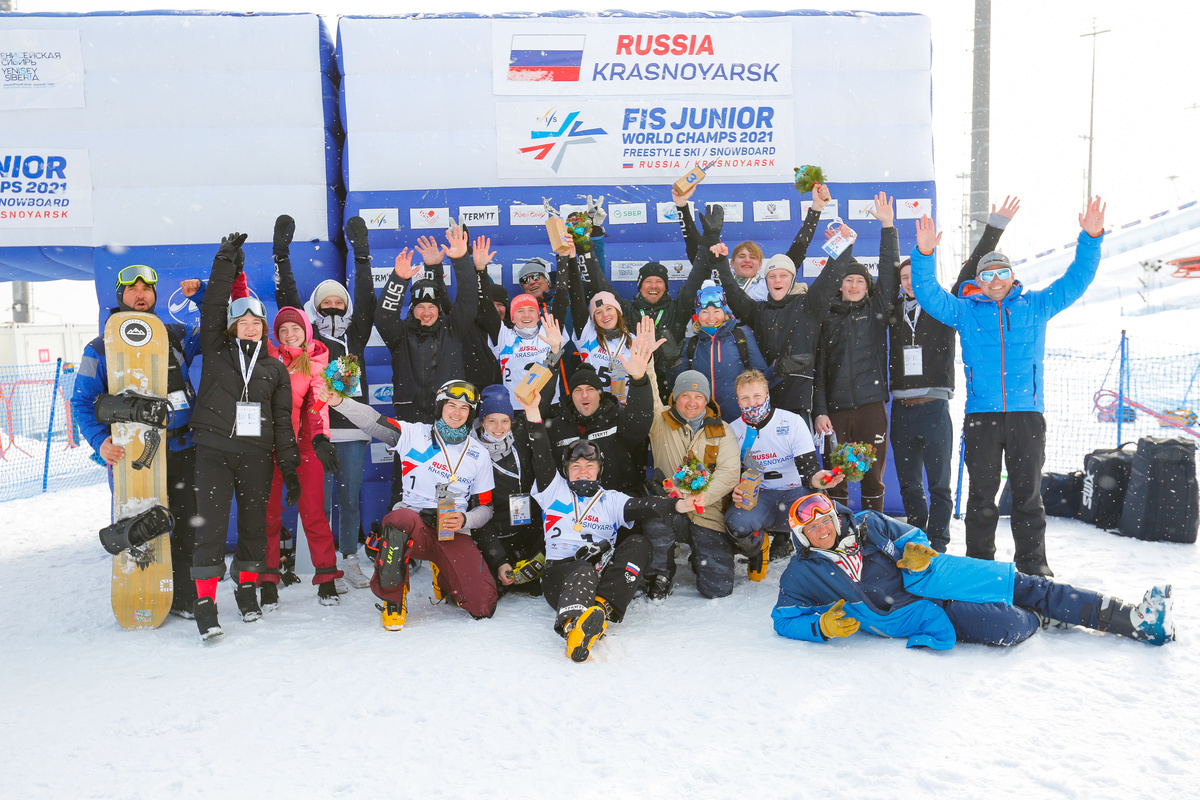 pro_siberia's tweet photo. Российские спортсмены завоевали золото и бронзу в командном параллельном слаломе 🇷🇺🏂
Благодаря победе сборная России вышла на первое место в медальном зачете, опередив команду Японии. 
 #fissnowboard #fisfreestyle https://t.co/S1v6qpRDf4