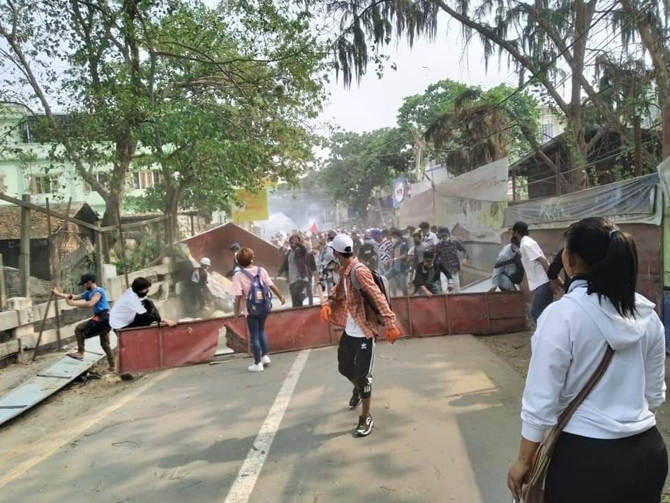 Myanmar_Now_Eng's tweet photo. Four people, including a 13-year-old girl, were killed in Mandalay region’s Meikhtila on Saturday during a crackdown on an anti-coup rally. The junta’s armed forces opened fire on residential areas in the attack and the girl was shot in her own house. #WhatsHappeningInMyanmar https://t.co/w6hKQzFOIZ