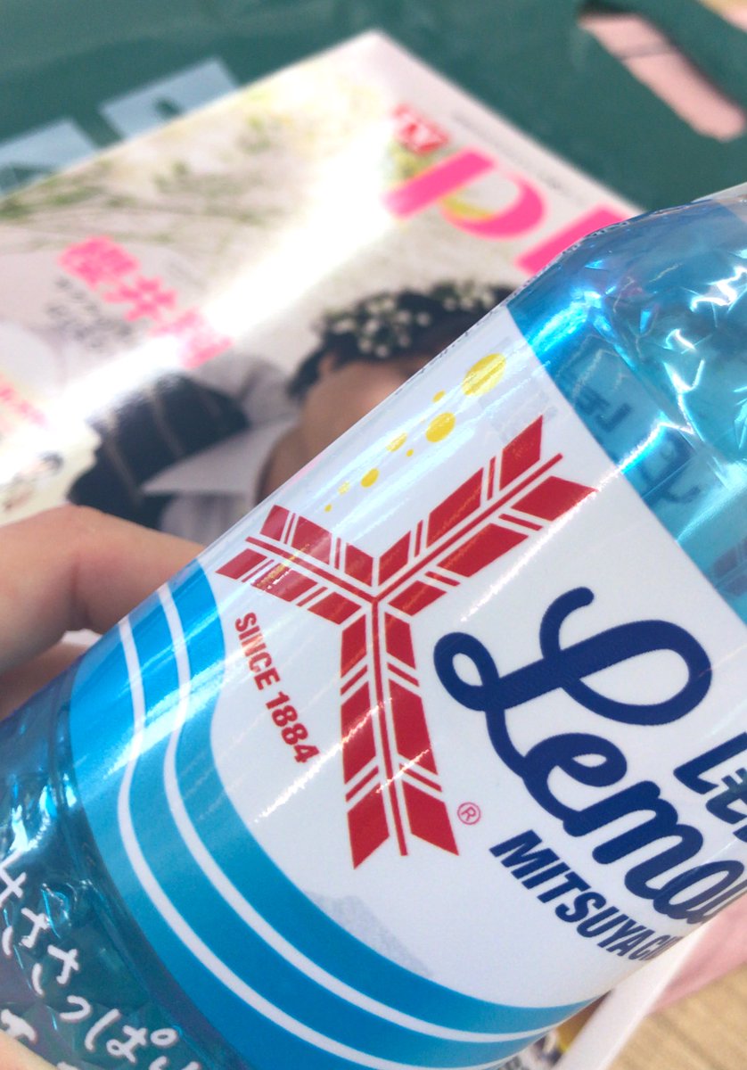 Rin_note_ars5's tweet photo. 今日も飲んでる レモラ！
そんで翔くんのTVガイドplus🥰❤️

今まで何億回と思ってきたけど、
翔くんみたいな素敵な大人になりたいなぁって改めて感じたよ☺️😌

それがめっちゃ難しいのも
分かってるけどね！🥺😂 https://t.co/Isvfwp4Dy1