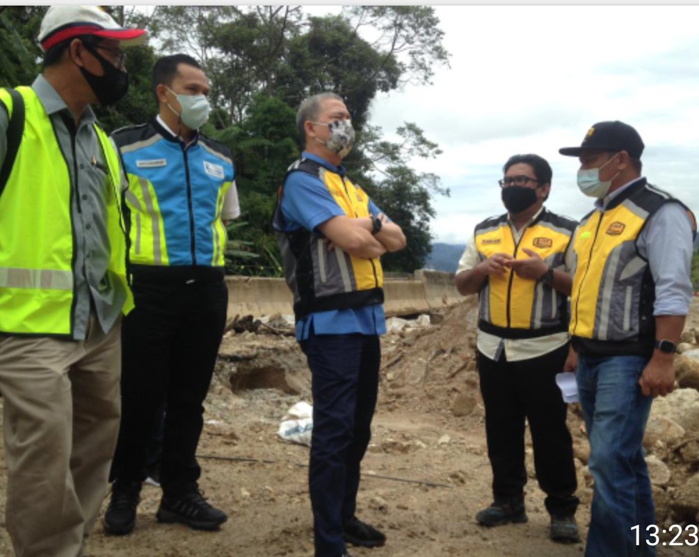 IbrahimEsa2018 (@iesa2018) on Twitter photo Bersama dengan YBMK Dato' Sri Hj.Fadillah Bin Haji Yusof, melawat tapak kejadian Banjir Lumpur di FT185 Seksyen 60-62 Jalan Posling Lojing.<a href="/JKRMalaysia/">JKR Malaysia</a> <a href="/MOWorks/">γ§γγγ</a> Bersama dengan YBMK Dato' Sri Hj.Fadillah Bin Haji Yusof, melawat tapak kejadian Banjir Lumpur di FT185 Seksyen 60-62 Jalan Posling Lojing.<a href="/JKRMalaysia/">JKR Malaysia</a> <a href="/MOWorks/">γ§γγγ</a>