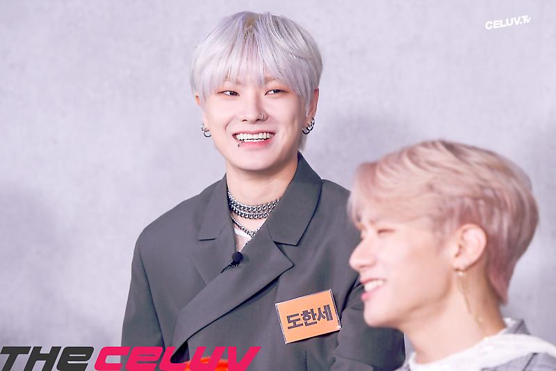 VICT_ONtwt's tweet photo. 📸 · ﹫ 𝗩!𝗖𝗧/𝗢𝗡 : 𝖢𝖾𝗅𝗎𝗏 𝖳𝖵 — 𝖯𝗁𝗈𝗍𝗈 𝖡𝖾𝗁𝗂𝗇𝖽. #DEVAK https://t.co/NjHqYGu06t