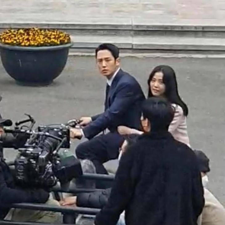 liijieun's tweet photo. HELP ME AAAA I CANT BREATHE AND I WILL DEAD. OMG I'M LIE 😚😚😚 https://t.co/9IZVfFquGz