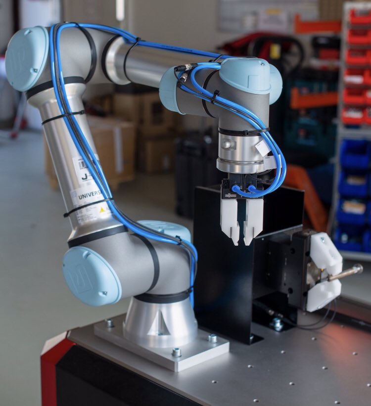 WristTikTok's tweet photo. A mobile, #modular system. #CoDABot ‘Collaborative Discharge Assistant Robot’. A machine platform with a clever hole pattern forms the basic construction. Within the hole pattern, a wide range of devices can be anchored, such as robots, measuring machines and similar components.. https://t.co/WhQ7jUefGa