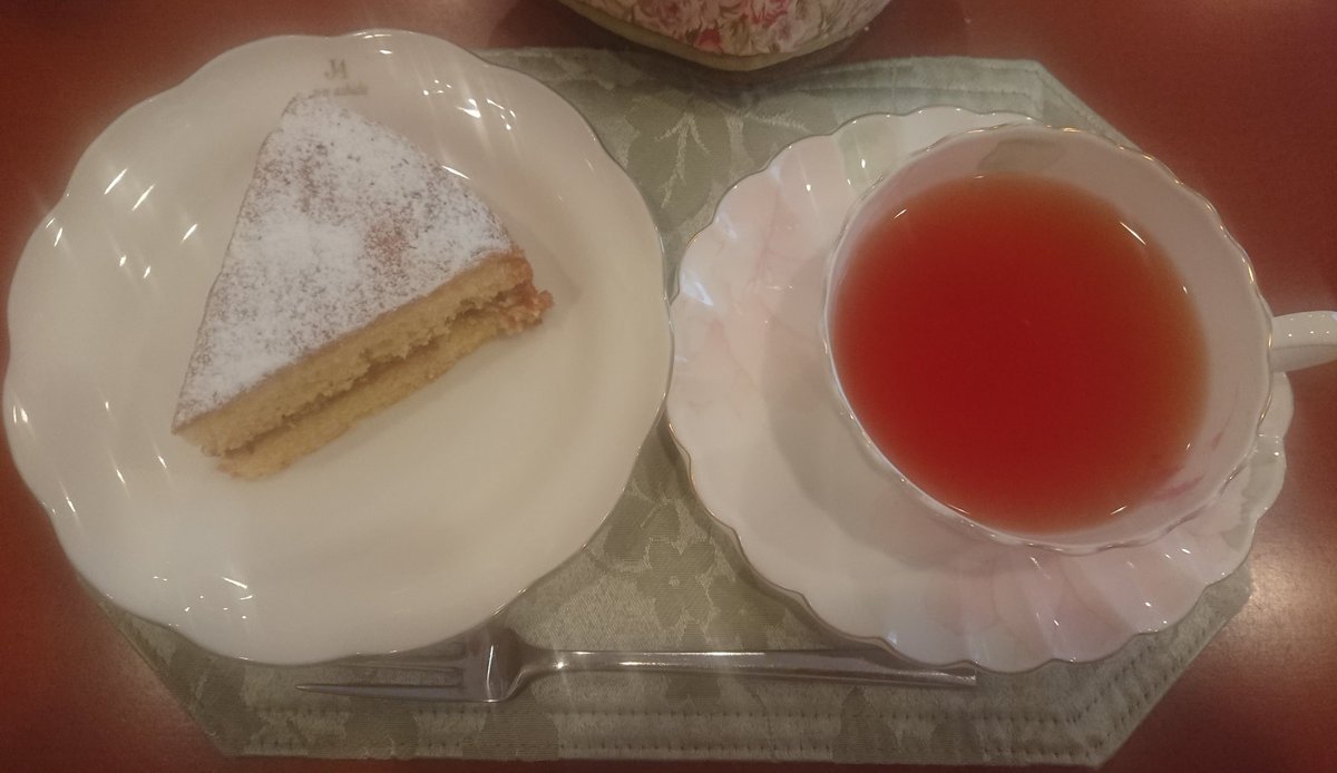 reika0827's tweet photo. お嬢さんのお産の手伝いの為、長の休業に入るゆうこさんのお店で名残のお茶をしてきました。
#tea #dimbula #somerset #788sp #紅茶 https://t.co/HJZk3tqkjx