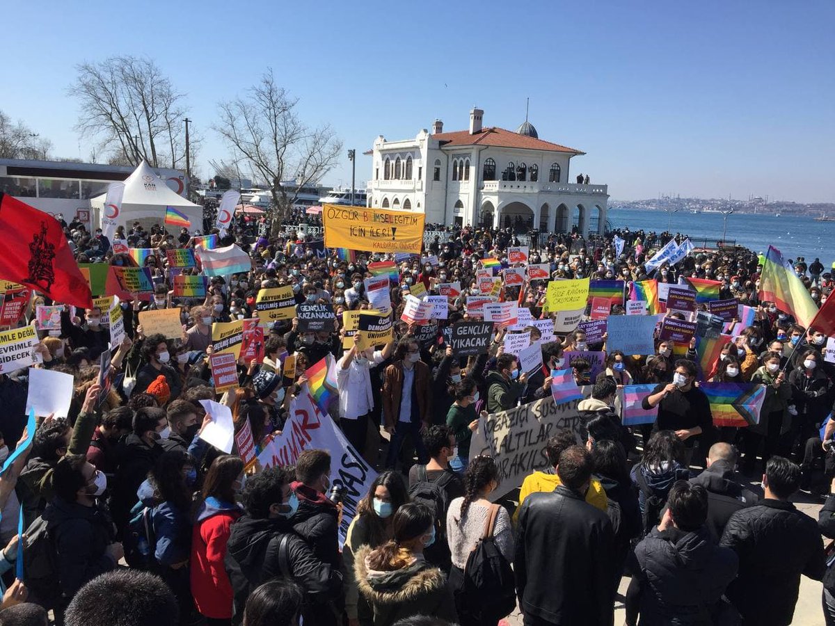 "Pencereyi aç
Sesin sarsın dünyayı
Duyulur elbet ta ötelerden
Yürek kendini tanır"
#DirenişimizKazanacak