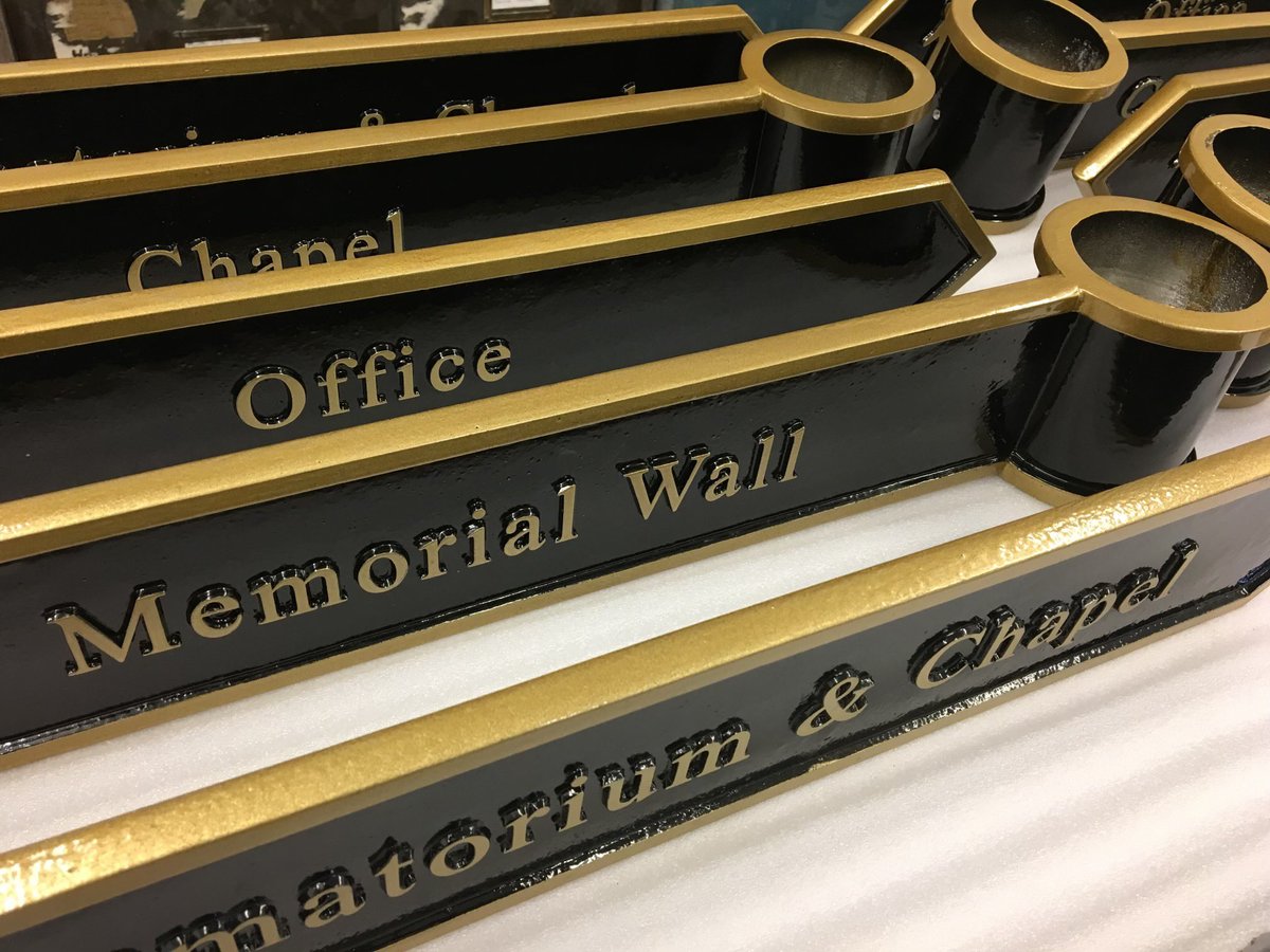 falonnameplates's tweet photo. Our cast metal finger pole signs really give your town or city a unique feel. Extremely durable and great looking. Email: quotes@falon-nameplates.co.uk for more details #LocalGov #CouncilsCan #ReThinkLocal #manufacturing https://t.co/3QywZIsKH7