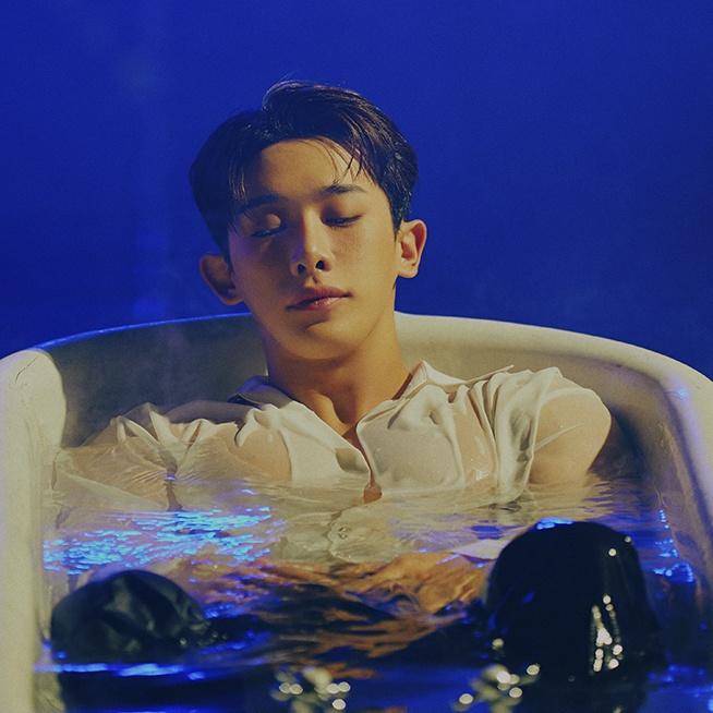 ifatimayou's tweet photo. @RollingStoneIN @official__wonho @livexlive It's hard to think why I love him💕! The thing is, my heart is attracted to him, the feelings of love are often difficult to explain, all I can say is that I can get relax  just by seeing his picture.
#WONHOxRSI https://t.co/WGTbUF2QKe
