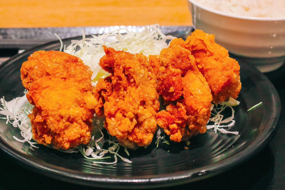 twomoonschannel's tweet photo. ได้กินแล้วไก่ทอด KARAYAMA ไก่ทอดชิ้นใหญ่กรอบนอกนุ่นใน มีซอสให้เลือกทานถึง4ซอสเยอะจนเลือกไม่ถูกเลยให้พี่พนักงานแนะนำได้ซอสโกกุเกลือผลไม้และงากระเทียมมา พร้อมสั่งข้าวหน้าไก่ทอดโอบังราดไข่ใส่ชีสและข้าวหน้าปลาดอลลี่ทอดราดไข่ อร่อยมากไปทานอีกแน่นอน @Kin24hrs #อร่อยบอกต่อ #อร่อยไปเเดก https://t.co/RwZGVH3ooy