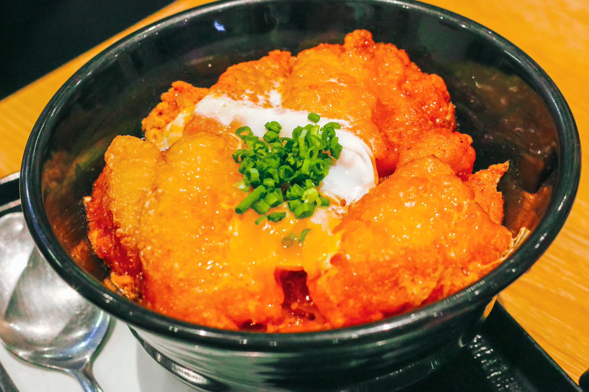 twomoonschannel's tweet photo. ได้กินแล้วไก่ทอด KARAYAMA ไก่ทอดชิ้นใหญ่กรอบนอกนุ่นใน มีซอสให้เลือกทานถึง4ซอสเยอะจนเลือกไม่ถูกเลยให้พี่พนักงานแนะนำได้ซอสโกกุเกลือผลไม้และงากระเทียมมา พร้อมสั่งข้าวหน้าไก่ทอดโอบังราดไข่ใส่ชีสและข้าวหน้าปลาดอลลี่ทอดราดไข่ อร่อยมากไปทานอีกแน่นอน @Kin24hrs #อร่อยบอกต่อ #อร่อยไปเเดก https://t.co/RwZGVH3ooy