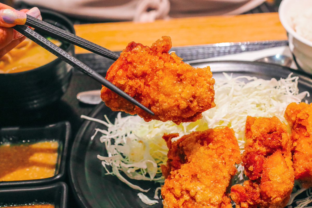 twomoonschannel's tweet photo. ได้กินแล้วไก่ทอด KARAYAMA ไก่ทอดชิ้นใหญ่กรอบนอกนุ่นใน มีซอสให้เลือกทานถึง4ซอสเยอะจนเลือกไม่ถูกเลยให้พี่พนักงานแนะนำได้ซอสโกกุเกลือผลไม้และงากระเทียมมา พร้อมสั่งข้าวหน้าไก่ทอดโอบังราดไข่ใส่ชีสและข้าวหน้าปลาดอลลี่ทอดราดไข่ อร่อยมากไปทานอีกแน่นอน @Kin24hrs #อร่อยบอกต่อ #อร่อยไปเเดก https://t.co/RwZGVH3ooy