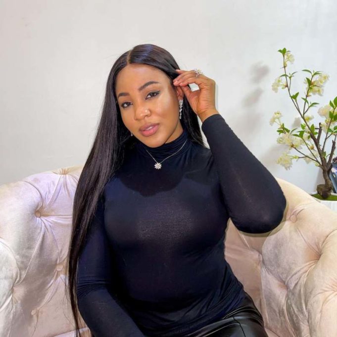 KenMyDarling's tweet photo. ERICA with a little sauce of Violence FC ๐ฅ attributes in her post ๐๐๐... Its "at your own detriment" ๐....
#ericanlewedim #otedolabridge Otedola Bridge Banky #banky #VerifySmallie https://t.co/kNkg5wne3Z