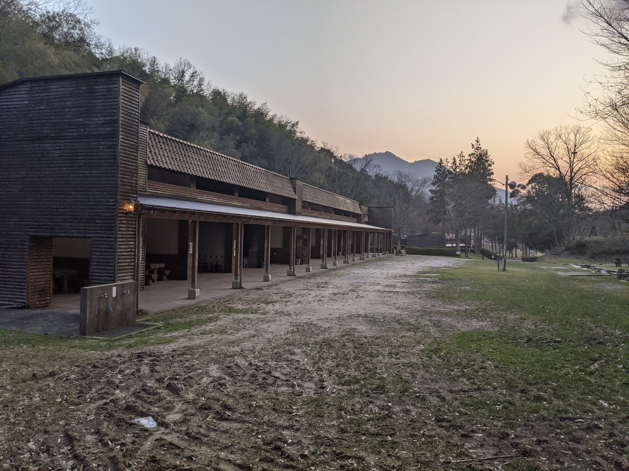 有馬桓次郎 周辺を歩くとそこかしこに海軍時代の消火栓や耐爆盛土が 第三火薬廠はこの一帯に広がっていた施設で キャンプ場南側の尾根には地下弾薬庫がありました 更に尾根の向こう側には 誤解から ロシア病院 と呼ばれている火薬廠の廃墟群が現在でも