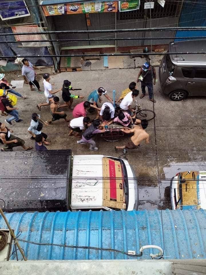 Pencilo4's tweet photo. In Hlaing, #Yangon, a civilian was shot dead and his lungs drop out on the street. The second photo is the drop-out lungs of the person.
ANTIFASCIST REVOLUTION
#AntiFascistRevolution2021
#Mar27Coup
#WhatsHappeningInMyanmar https://t.co/ODaFyskosO