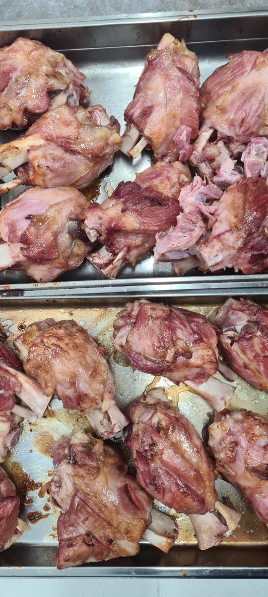 GlazeandRoll's tweet photo. **HONEY GLAZED HAM HOCK**
Honey glazed ham hock with homemade Apple &amp; Cinnamon sauce, Carmelised Brambley  Apple Chunks served on Homemade chips sprinkled micros
#realfoodbyrealchefs
#supportlocal
#Gosfordforestpark https://t.co/quntB70Ezl