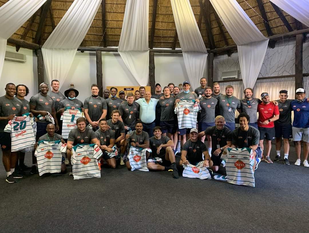 GriquasRugby's tweet photo. The team had the great privilege to have Tafel Lager Griquas President Monte Engelbrect hand them their jerseys today! Good luck boys. #preparationseries 

#TafelLager #SixGunGrill #BarzaniGroup #XCOGroup #Nashua #OFM #Klipdrift #TsogoSun #Twizza #HorseshoeInn #Vermeulens #Chanbe https://t.co/sUFxFXU983