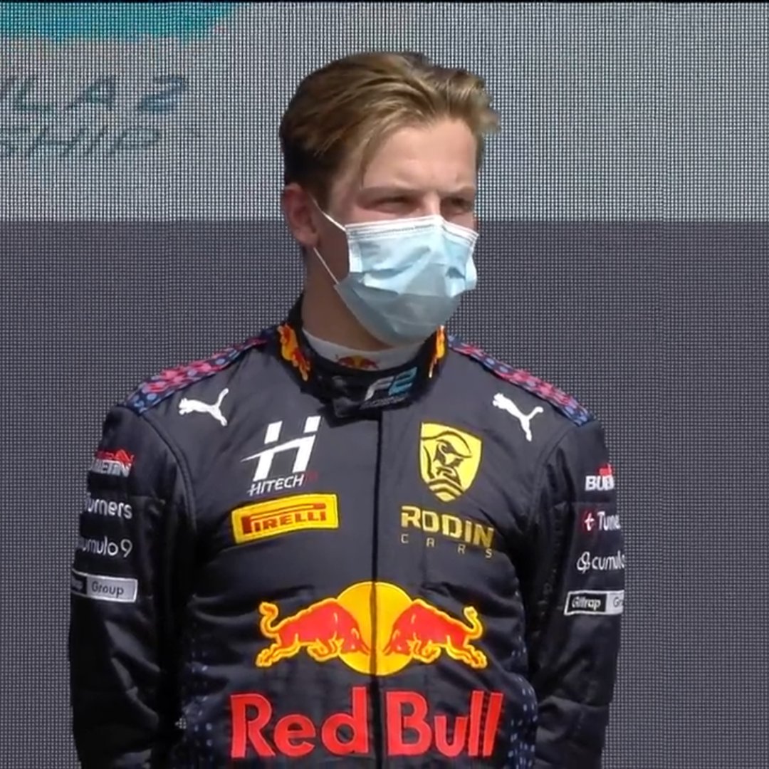 The_Pocisk's tweet photo. "Wschodząca gwiazda Red Bull Junior Team z Nowej Zelandii" - Liam Lawson wygrywa pierwszy wyścig F2 w sezonie 2021 (Helmut Marko uważnie patrzy)
#F2PL #F1PL https://t.co/NSCQ5KPpII